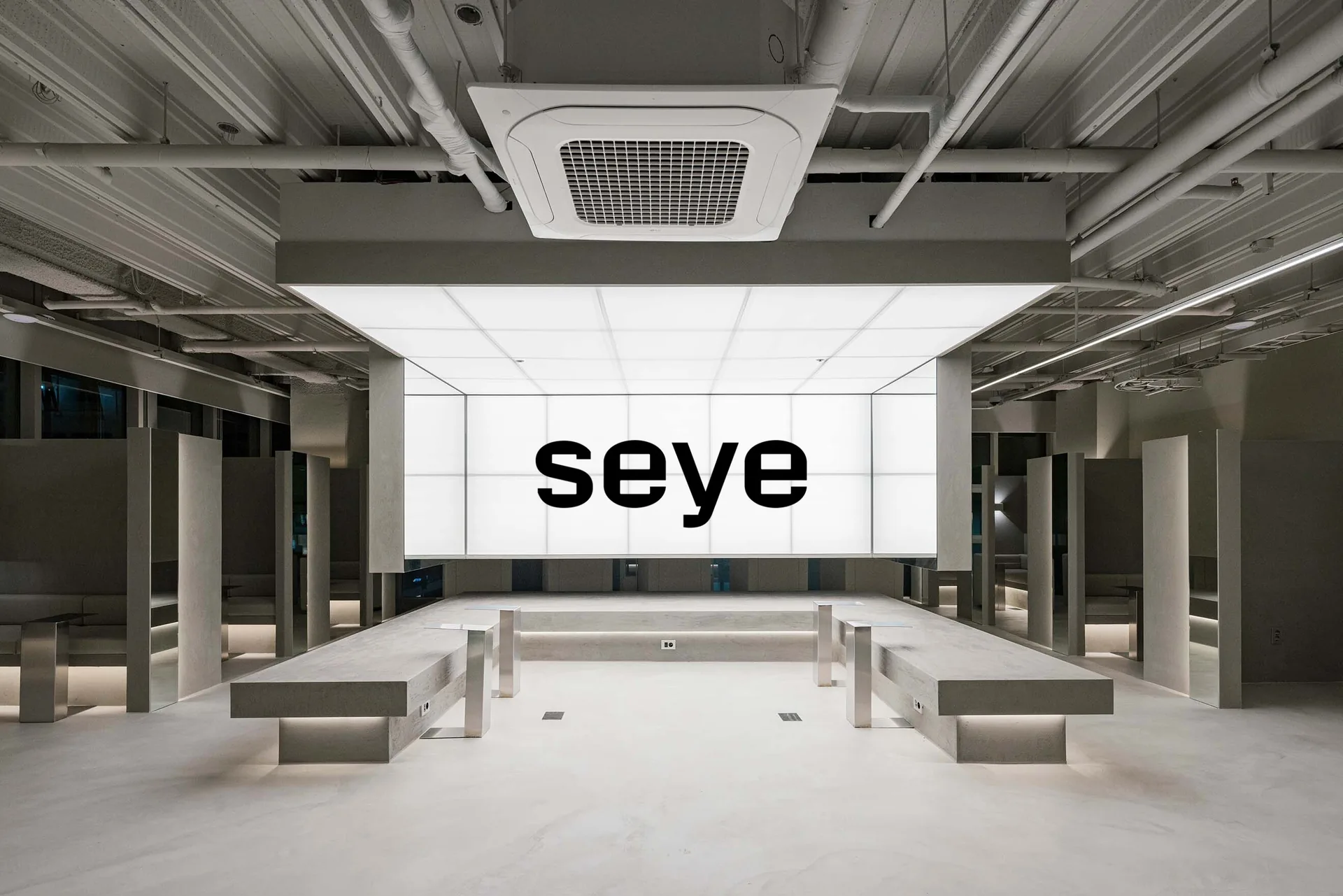 Seye Clinic main lounge on the 10th floor of Apro Square with the illuminated seye wall